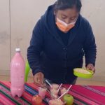 Profesora elaborando recetas saludables